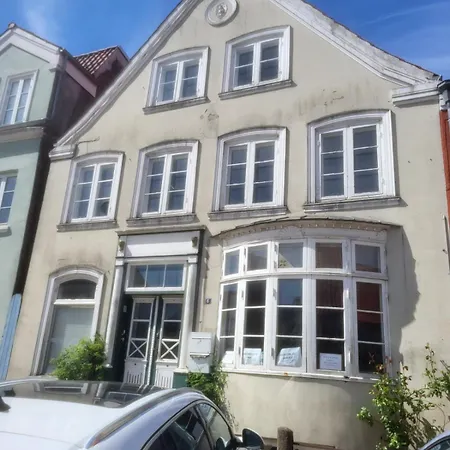 Centrally Located Charming Townhouse - 2nd Floor Tonder