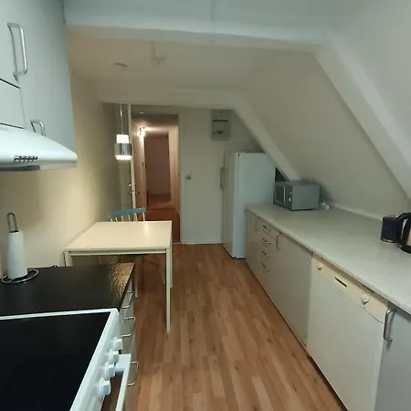 Centrally Located Charming Townhouse - 2nd Floor Apartment *