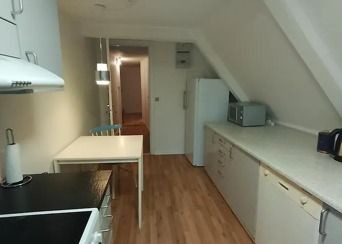 Centrally Located Charming Townhouse - 2nd Floor Apartment *